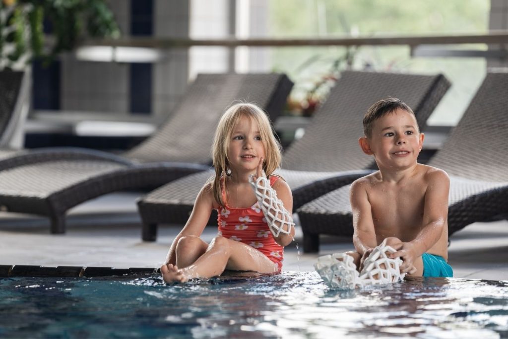 dzieci ze złamaniami kąpią się dzięki opencast lite